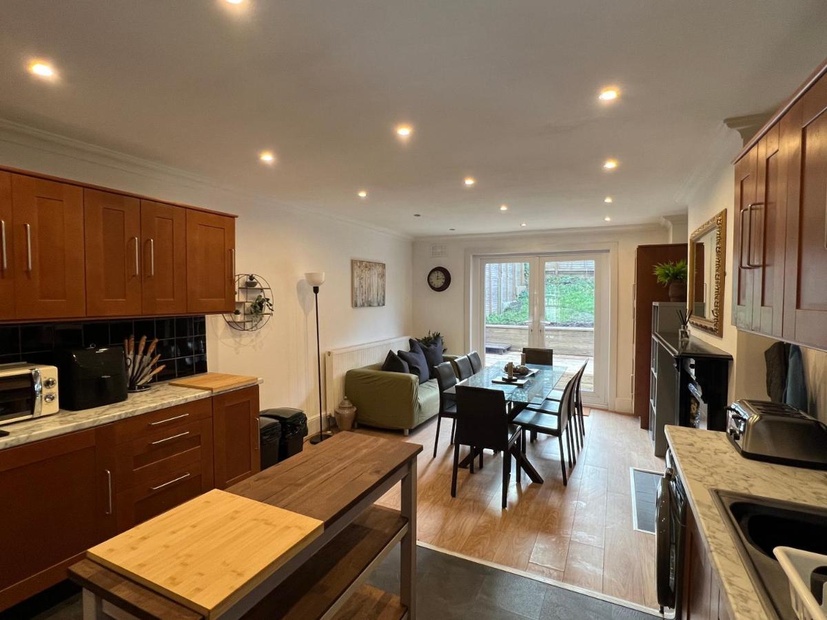 Case de vacanță 4 Bed House 10 Min Walk To Tube Londra