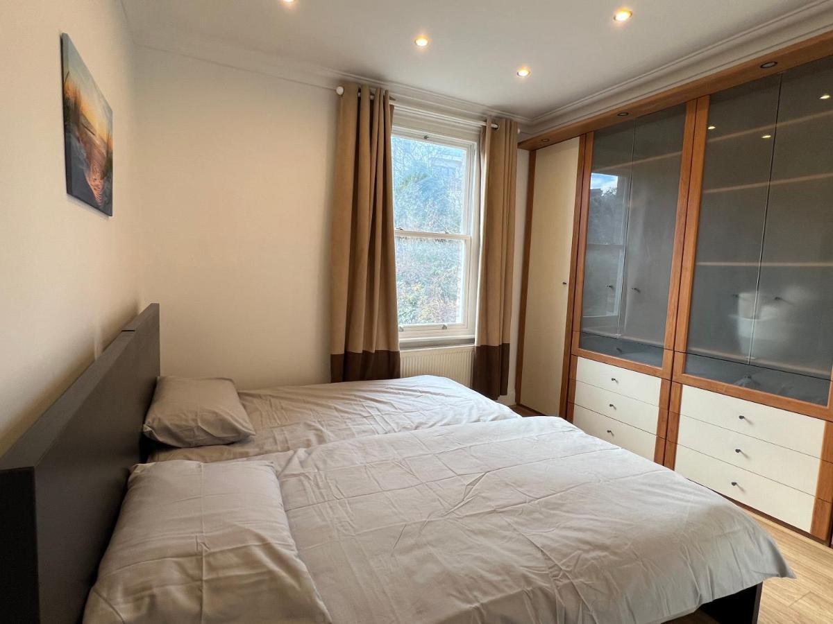 4 Bed House 10 Min Walk To Tube Case de vacanță *
