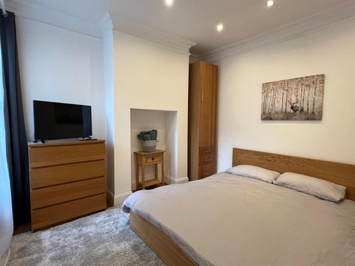 4 Bed House 10 Min Walk To Tube Londra