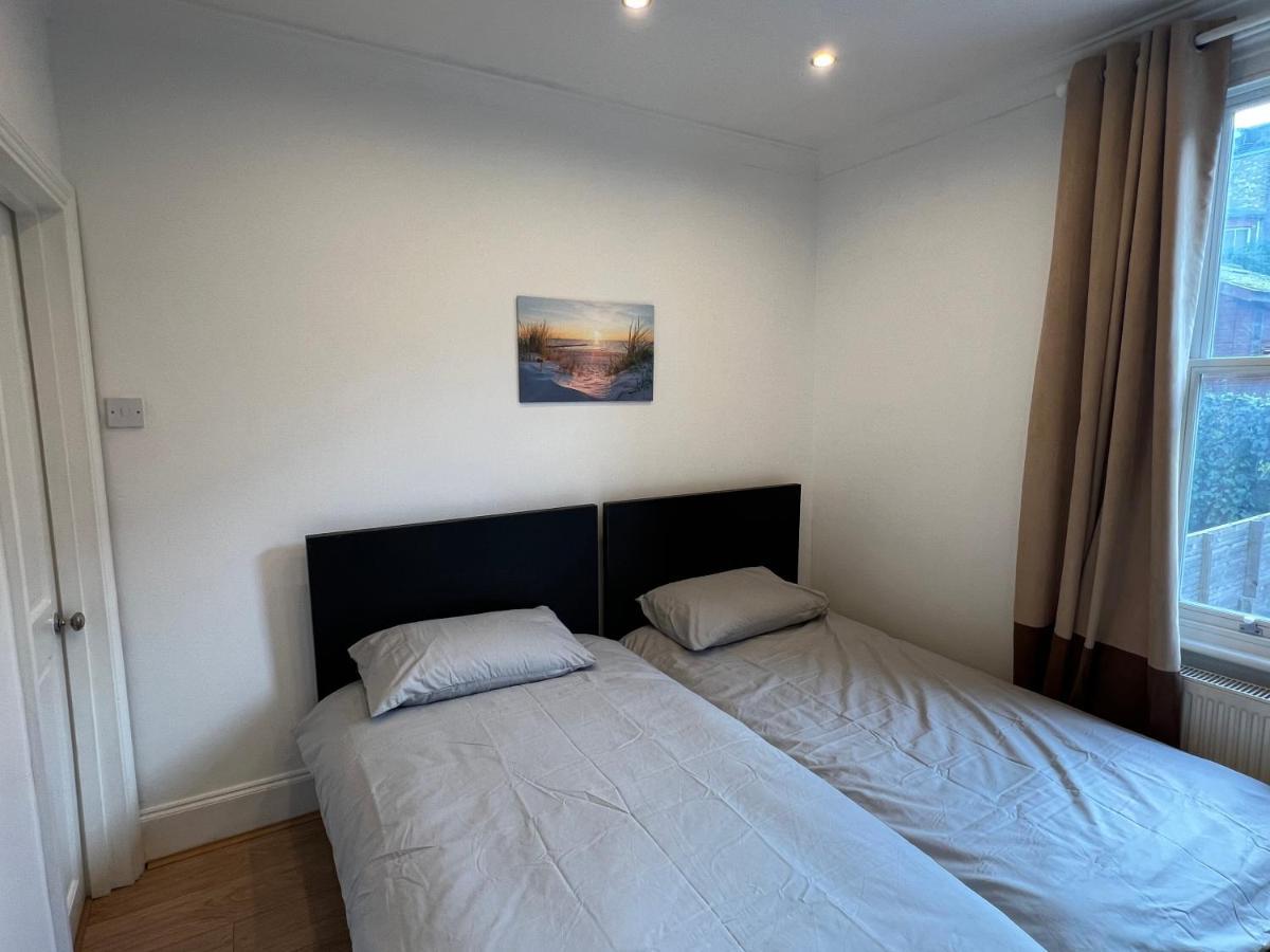 4 Bed House 10 Min Walk To Tube *