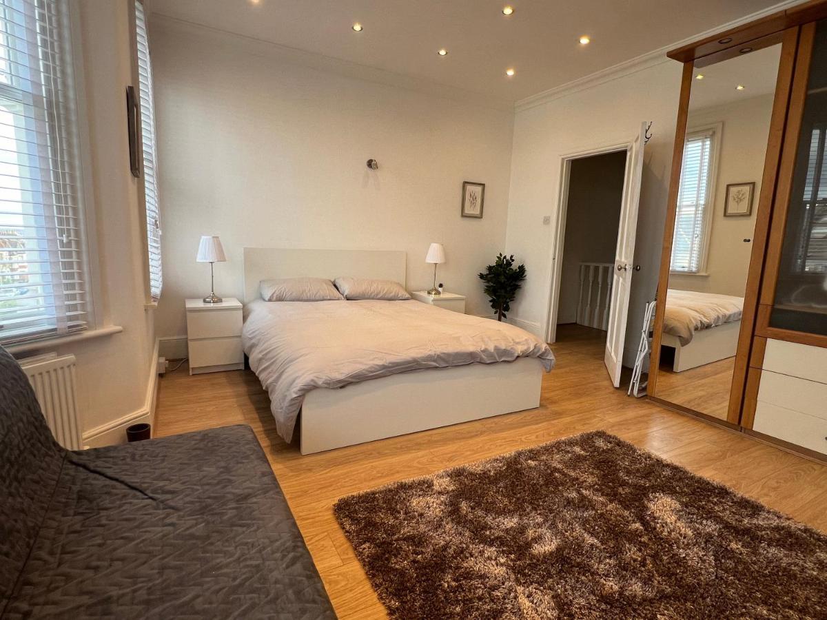 4 Bed House 10 Min Walk To Tube Case de vacanță