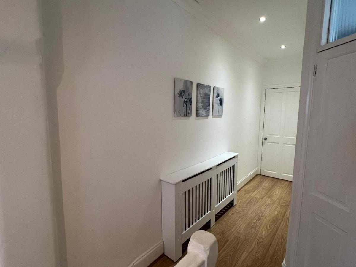 4 Bed House 10 Min Walk To Tube Case de vacanță *