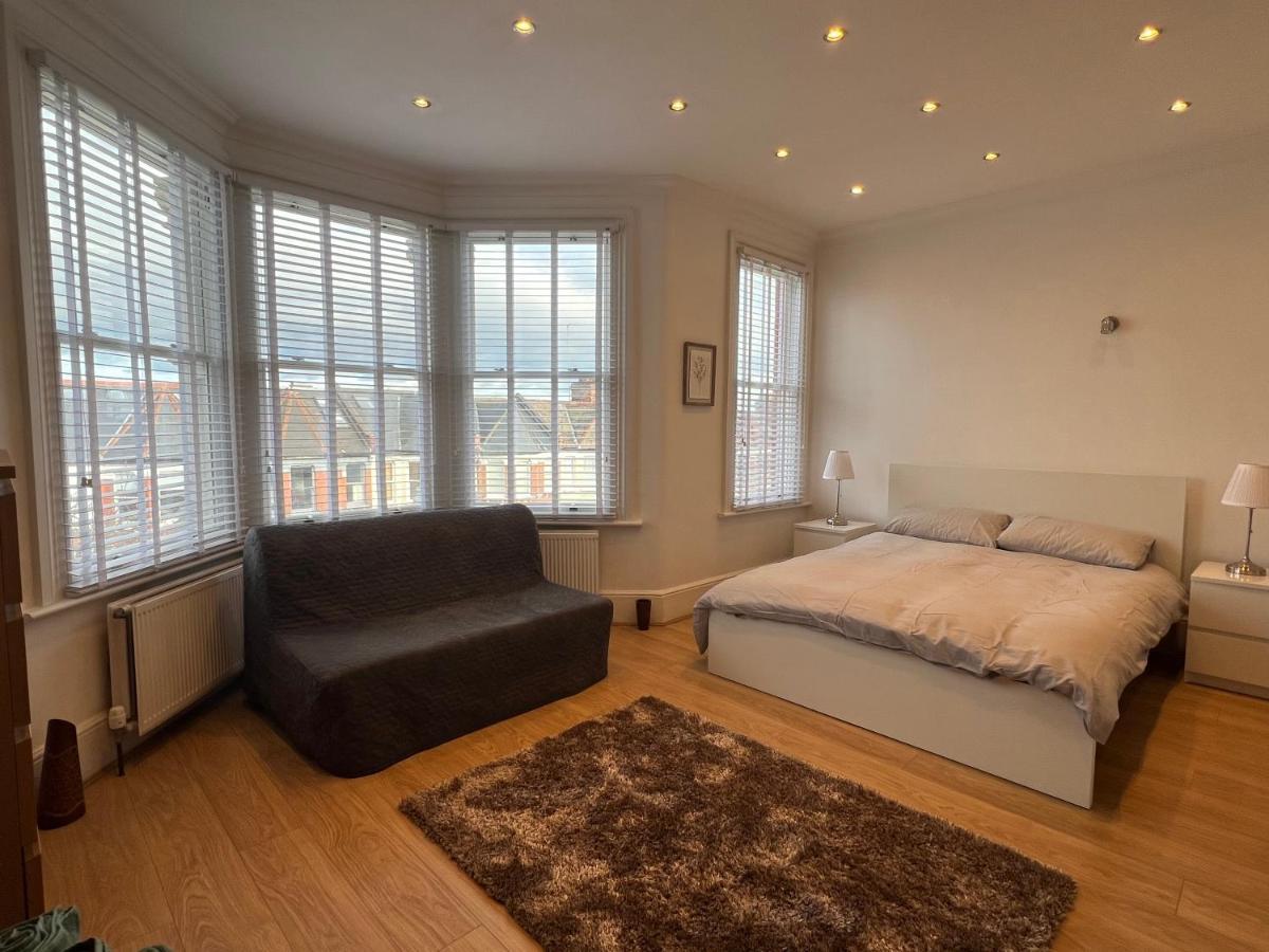 4 Bed House 10 Min Walk To Tube Case de vacanță Londra